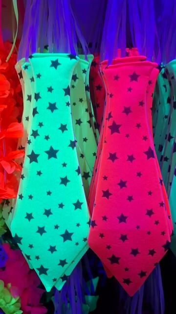 Video de Corbata Estrella Tela Fluo Brilla Luz Uv