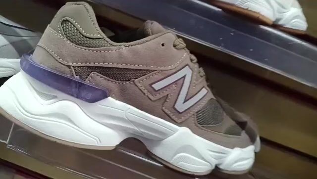 Vídeo de Tênis Feminino New Balance Casual Chunky Taupe com Solado Branco