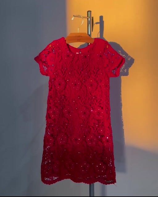 Vídeo de Vestido em Renda Floral Vermelho