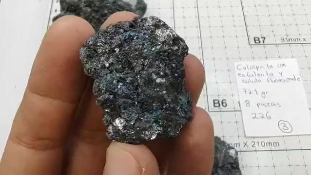 Video de 8 Piezas Calcopirita y Esfalerita con Calcita Fluorescente | 721 g