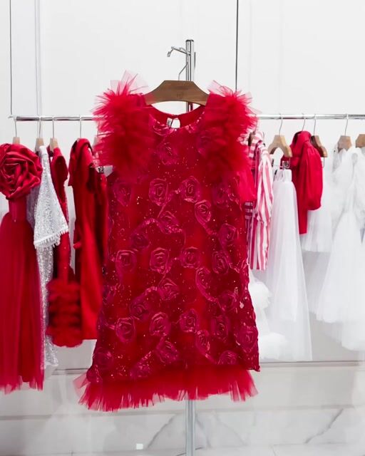 Vídeo de Vestido Evasê Vermelho com Tule de Rosas e Paetês