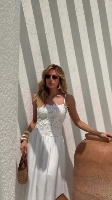 Vídeo de Vestido Longo de Renda Floral com Alças Finas e Saia Fluida