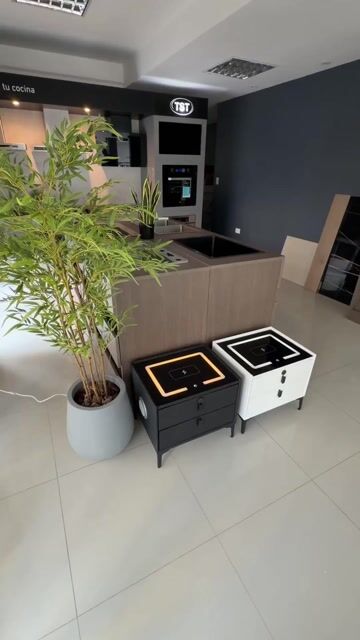 Video de Mesa de Luz Inteligente Color Negro con Carga Inalámbrica, Parlante Bluetooth, Luz LED, USB-C y Lector de Huella