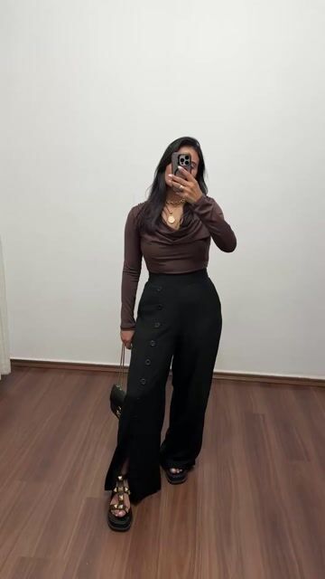Vídeo de Calça Pantalona Cintura Alta Botões Bolsos Crepe Dayana