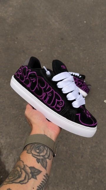 Video de Tênis Tesla Hertz Black White Purple Art