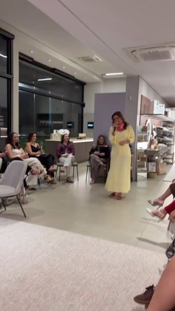 Vídeo de Conjunto saia e corset amarelo