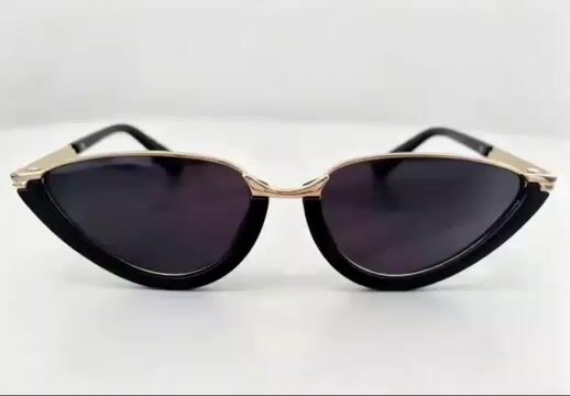 Video de Óculos Kanguru Glasses Acetato Preto Brilho Moderno c/ Detalhe Dourado. Polarizado Lente Fumê.