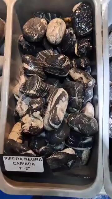 Video de PIEDRA DECORATIVA DE RIO NEGRA CARIADA SELECCIONADA