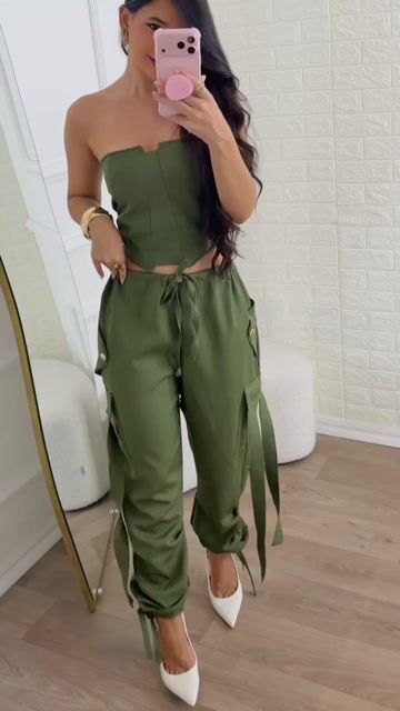Vídeo de Conjunto cargo alfaitaria feminina Calça parachute + cropped amarração
