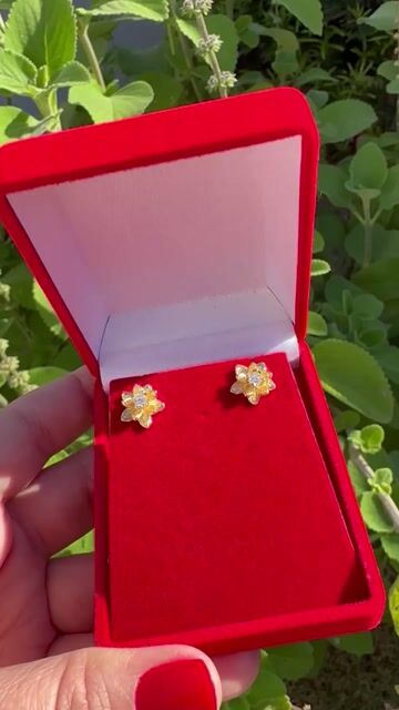 Vídeo de BRINCO FLOR COM ZIRCÔNIA CENTRAL