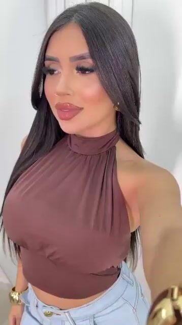 Vídeo de Saia Jeans Curta com Bolsos Frontais.