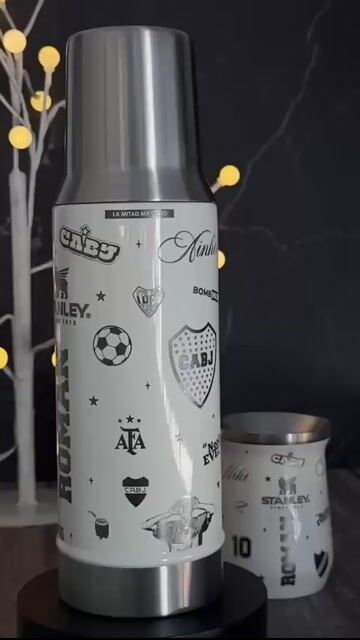 Video de SET STANLEY: TERMO ORIGINAL STANLEY MATE SYSTEM 800 ml FULL GRABADO + Mate ORIGINAL STANLEY 236 ml (FULL GRABADO) - SIMIL NIKI NUCERA