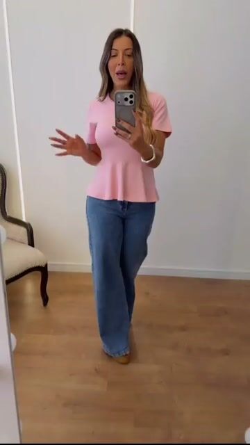 Vídeo de Tee Zoe em Moletinho com Modelagem Peplum e Manga Curta