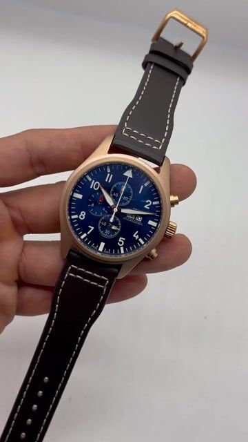 Video de IWC Pilot Chronograph 41mm - AÇO DOURADO/MOSTRADOR AZUL - COURO