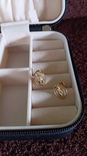 Vídeo de Brinco Oval Nossa Senhora Aparecida Cravejado Banhado a Ouro 18K