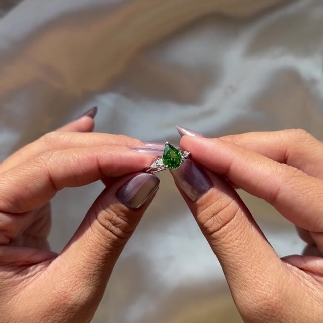Video de Anel Beca · Prata 925 · Zircônia 8A Pera Verde 2,5ct · Três Pedras