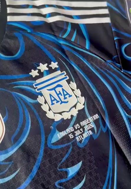 Video de CAMISETA ARGENTINA SUPLENTE NEGRA 2026/27 FERNANDEZ 24 MATCH DAY - TELA JUGADOR