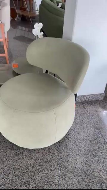 Vídeo de Poltrona em Linho Verde Claro (5317)