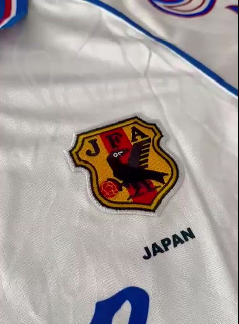 Video de CAMISETA RETRO JAPON 1998 SUPLENTE BLANCA BAD BUNNY