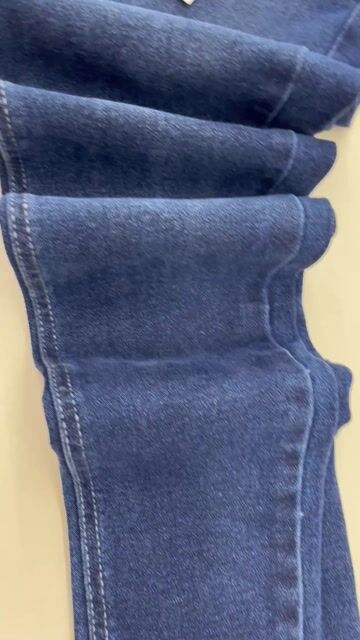 Video de Clement Zara - jeans encorpado com bolsos funcionais na lavagem escura