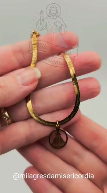 Video de Pulseira dourada pingente oval Nossa Senhora Aparecida-Inox
