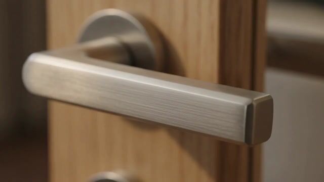 Video de PORTA COLONIAL ABRIR VIDRO PANORÂMICO 2 FOLHAS EUCALIPTO NATURAL