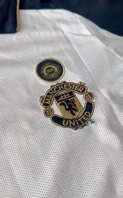 Video de CAMISETA MANCHESTER UNITED 2000/01 BLANCA Y DORADA BECKHAM 7 - REVERSIBLE
