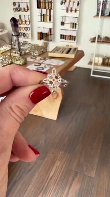 Video de Anillo nudo de bruja de acero quirúrgico