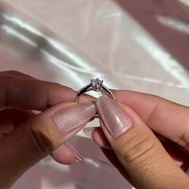 Video de Anel Luiza · Prata 925 · Oval 0,5ct · Solitário · Aro Cravejado