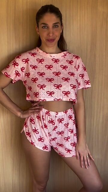 Video de PIJAMA M/CORTA Y SHORT BRODERIE (P049)