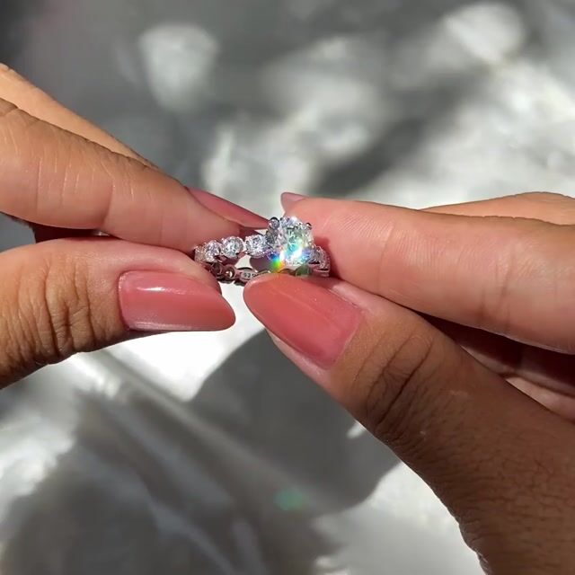 Video de Anel Berenice · Prata 925 · Aro Cravejado