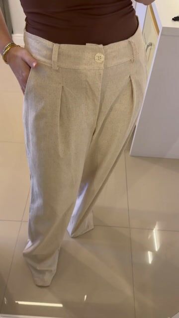 Vídeo de Calça de alfaiataria linho modelagem pantalona bege