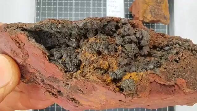 Video de 437 gr Scorodita (2 pz) - Minerales de Colección