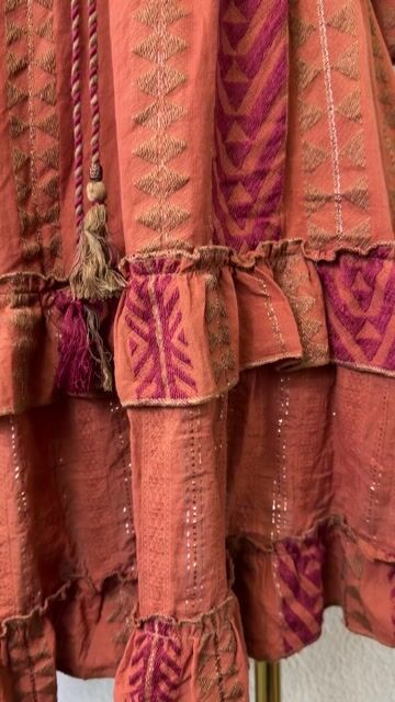Video de Vestido Curto Boho Bordado com Pedrarias