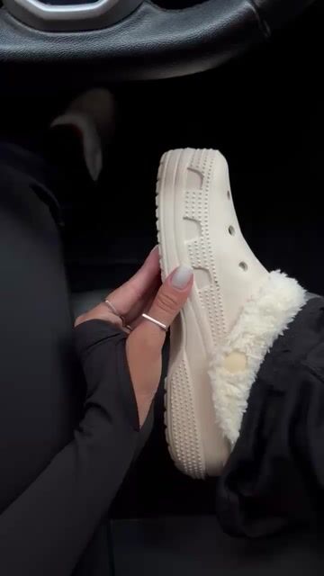 Vídeo de CROCS PELÚCIA - OFF
