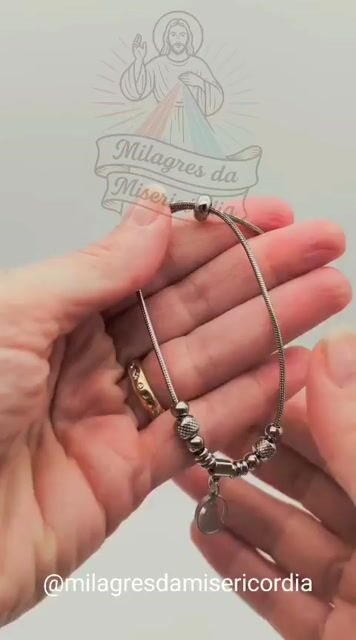 Video de Pulseira em Inox Prateada com Berloque de Nossa Senhora Aparecida-medalha oval regulável -