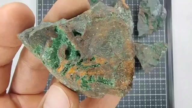 Video de 907 gr Brochantita (6 pz) - Minerales de Colección