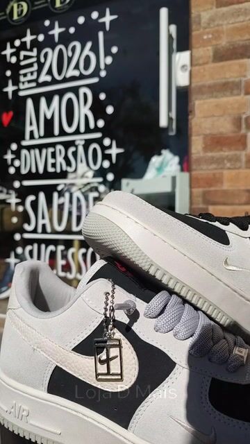 Vídeo de Tênis Nike Air Force 1 Bicolor Preto e Gelo
