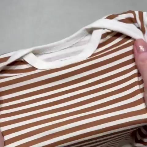 Video de Conjunto Bebê Body Listrado Com Shorts e Babador Marrom