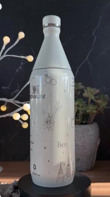 Video de BOTELLA STANLEY ORIGINAL ALL DAY SLIM BOTTLE COLOR CREAM - TÉRMICA 1 LTS (FULL GRABADO PERSONALIZADO)