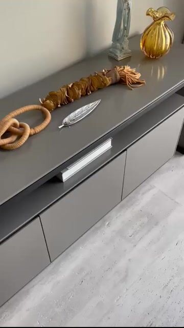 Vídeo de Buffet 2,00 x 50cm em Laca Cinza e Estrutura Metálica - Prima Linea (5271)