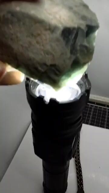 Video de 622 g Jadeita de Guatemala en Bruto Banda Translucida Unica