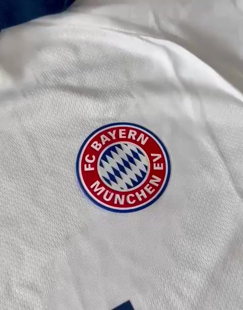 Video de CAMISETA 2026/27 BAYERN MUNICH SUPLENTE BLANCA - TELA JUGADOR