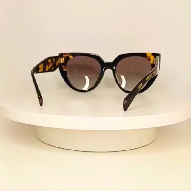Vídeo de Óculos de Sol Prada Milano SPR14W Preto com Tartaruga