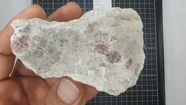 Video de 274 gr Granate Frambuesa y Vesuvianita (1 pz) - Minerales de Colección