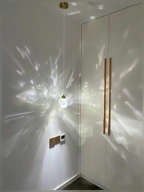 Video de Luminária Pendente Cristal Pedra Irregular LED 8w Dourado Bivolt