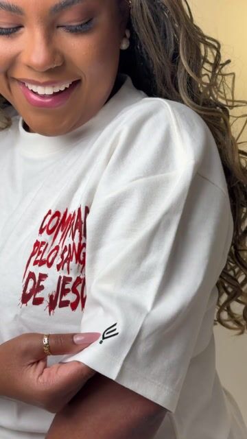 Vídeo de Camiseta Oversized – Comprado pelo sangue de Jesus