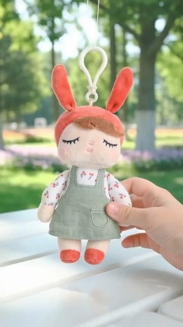 Video de MINI - METOO DOLL - BONECA 17CM ANGELA CAMPONESA - VERMELHA