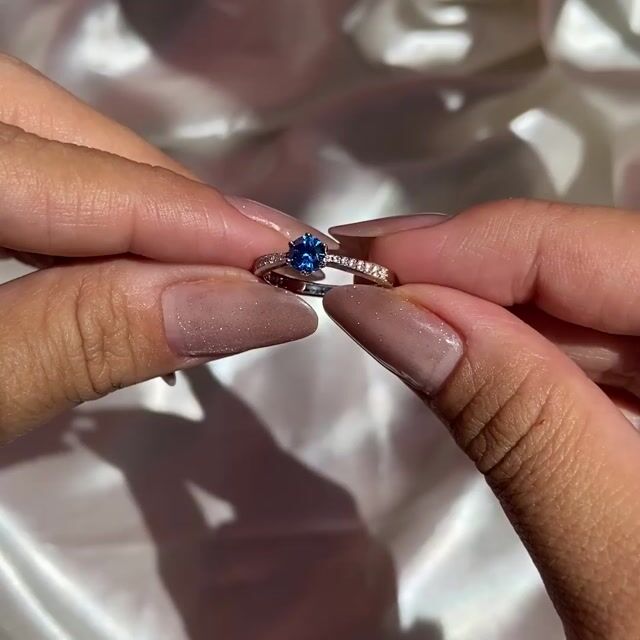 Video de Anel Dora · Prata 925 · Azul Marinho 0,5ct · Solitário · Aro Cravejado