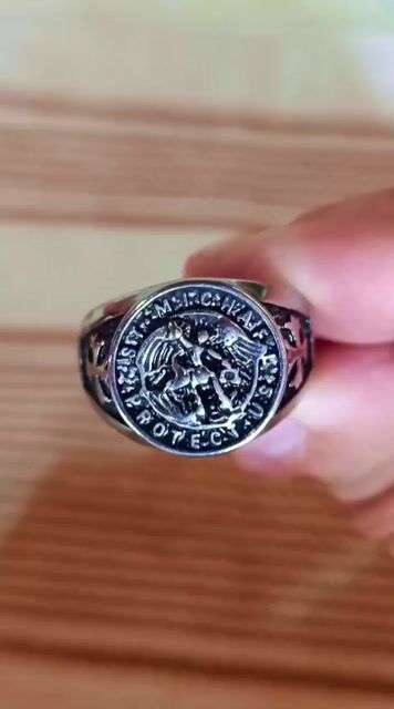 Video de Dedeira Aço Inox 316L Prateado e Preto Redondo São Miguel Michael Alto Relevo Com Detalhes Na Lateral)